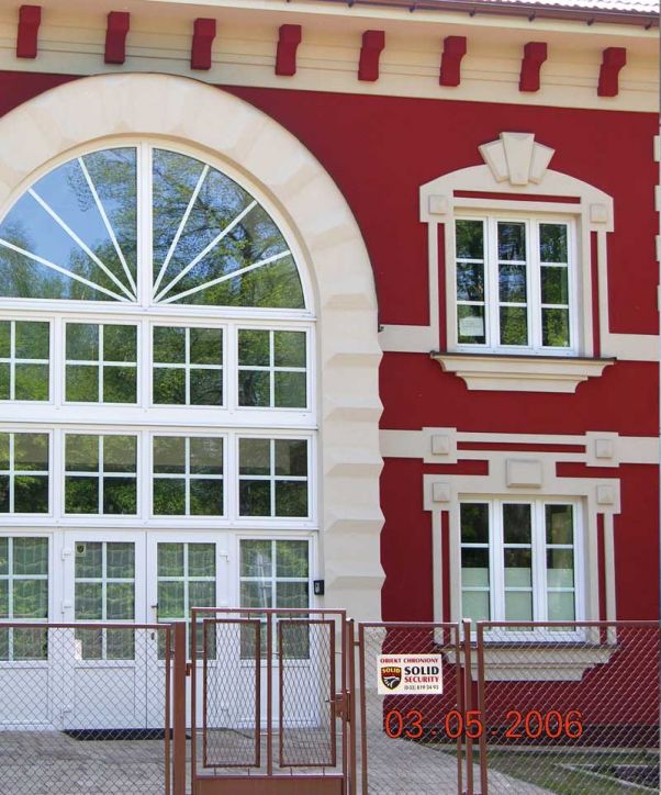 Historyzująca konstrukcja okienna Roofex